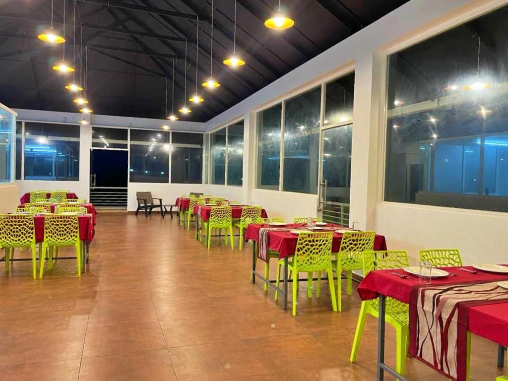 Валпарай: Firefly Resort