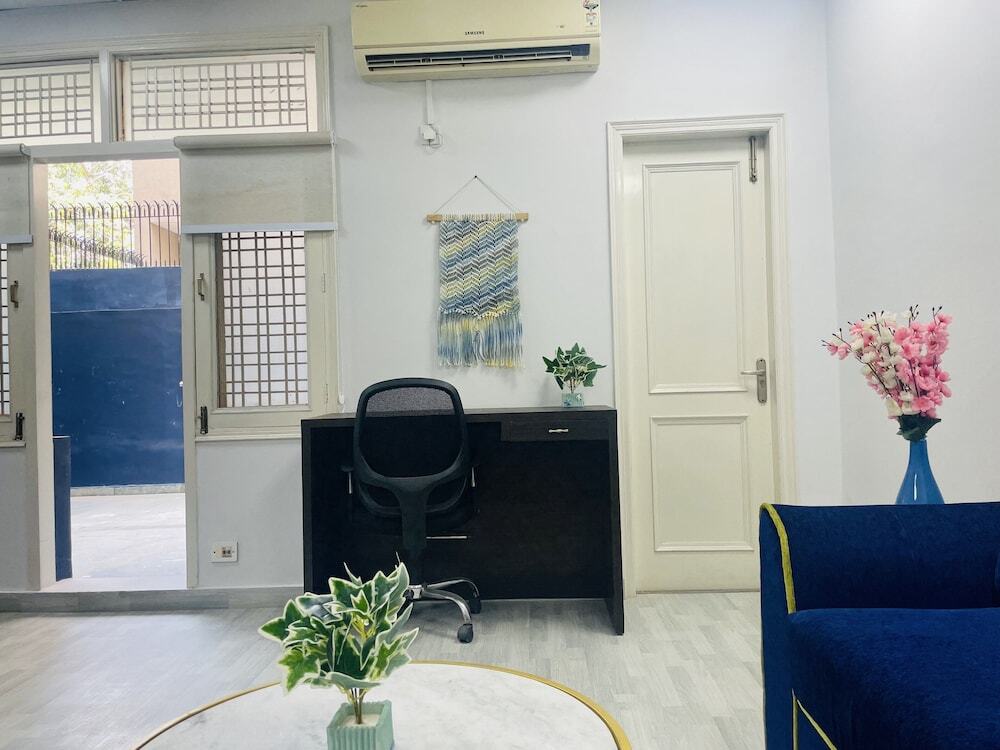 Гуруграм: BluO Modern 1BHK - DLF Galleria Market