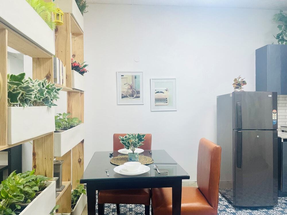 Гуруграм: BluO Modern 1BHK - DLF Galleria Market