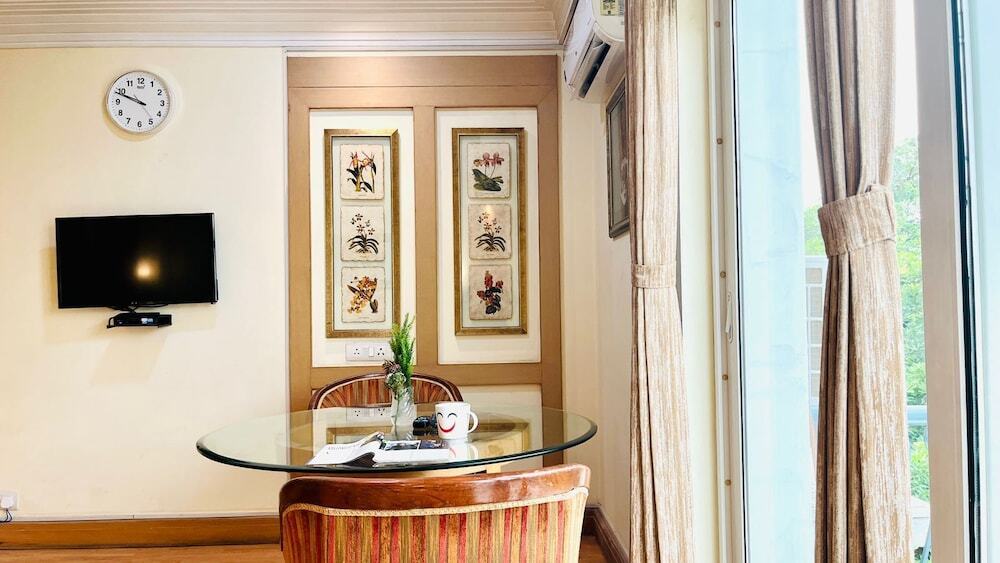 Гуруграм: BluO 1BHK - DLF Galleria | BathTub, Balcony, Suite