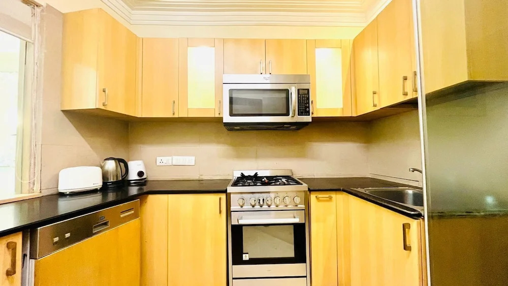 Гуруграм: BluO 1BHK - DLF Galleria | BathTub, Balcony, Suite