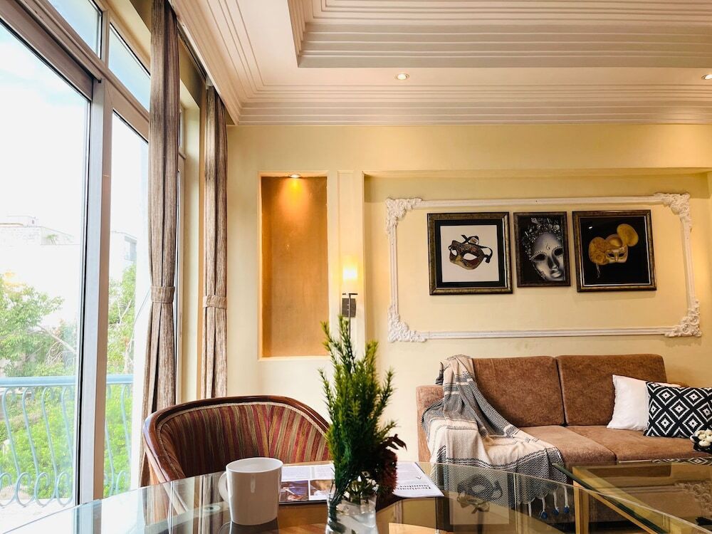 Гуруграм: BluO 1BHK - DLF Galleria | BathTub, Balcony, Suite