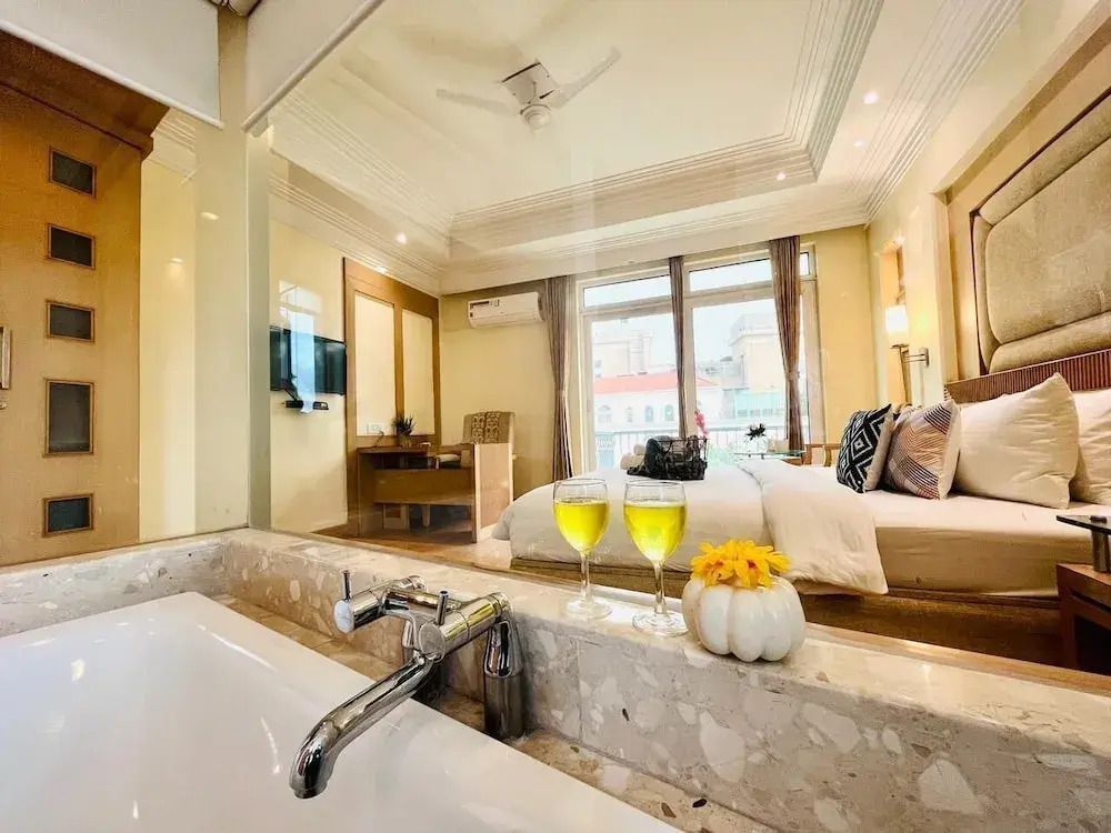BluO 1BHK - DLF Galleria | BathTub, Balcony, Suite — фото 2