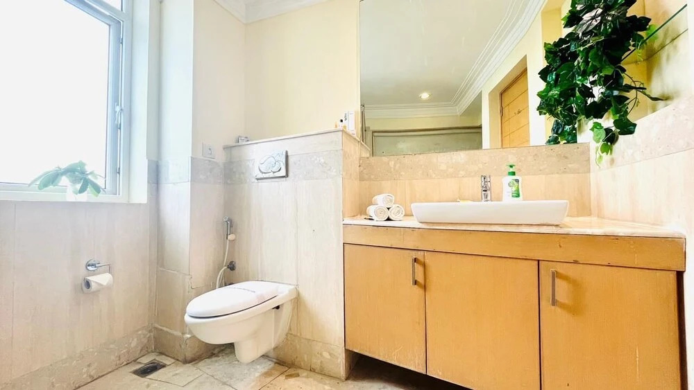 Гуруграм: BluO 1BHK - DLF Galleria | BathTub, Balcony, Suite