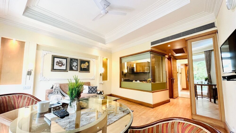 Гуруграм: BluO 1BHK - DLF Galleria | BathTub, Balcony, Suite