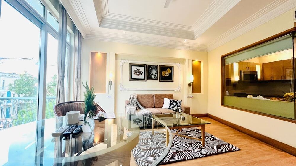 Гуруграм: BluO 1BHK - DLF Galleria | BathTub, Balcony, Suite