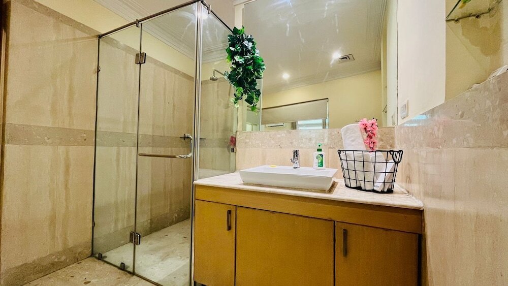Гуруграм: BluO 1BHK - DLF Galleria | BathTub, Balcony, Suite