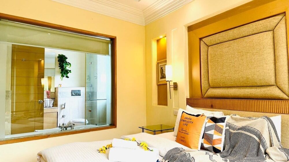 Гуруграм: BluO 1BHK - DLF Galleria | BathTub, Balcony, Suite