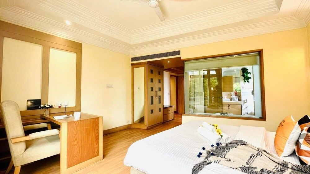 Гуруграм: BluO 1BHK - DLF Galleria | BathTub, Balcony, Suite