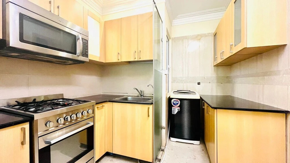 Гуруграм: BluO 1BHK - DLF Galleria | BathTub, Balcony, Suite