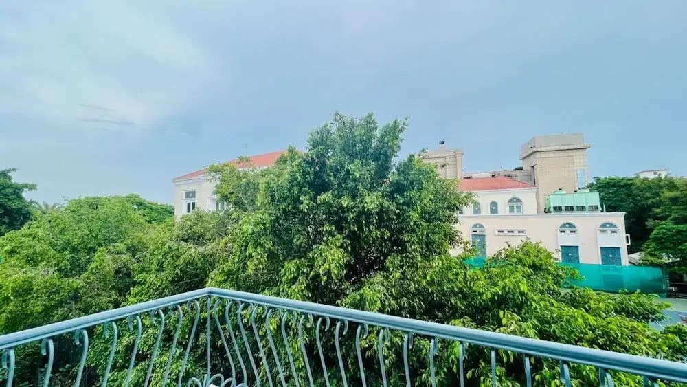 Гуруграм: BluO 3BHK - DLF Galleria | BathTub, Balcony