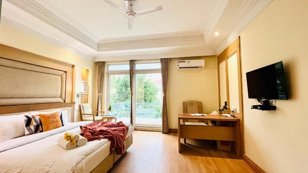 Гуруграм: BluO 3BHK - DLF Galleria | BathTub, Balcony