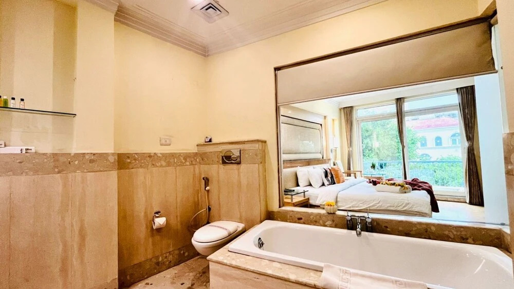 Гуруграм: BluO 3BHK - DLF Galleria | BathTub, Balcony
