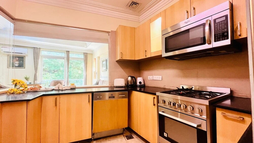 Гуруграм: BluO 3BHK - DLF Galleria | BathTub, Balcony