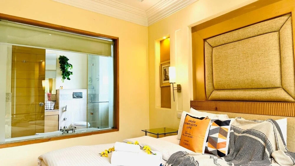 Гуруграм: BluO 3BHK - DLF Galleria | BathTub, Balcony