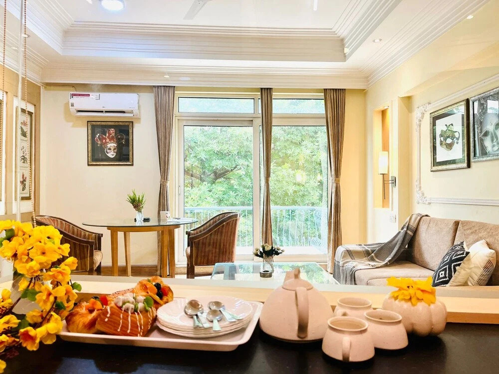 Гуруграм: BluO 3BHK - DLF Galleria | BathTub, Balcony
