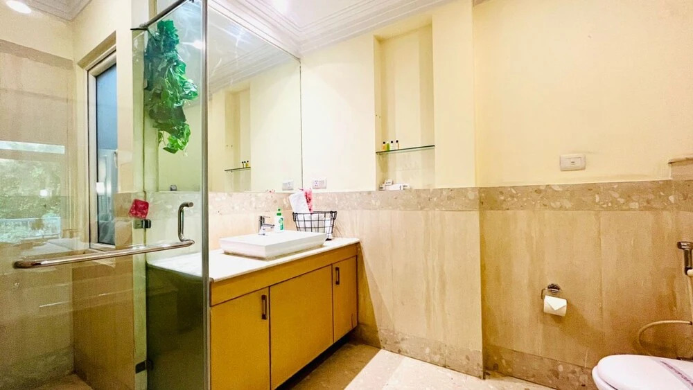 Гуруграм: BluO 3BHK - DLF Galleria | BathTub, Balcony