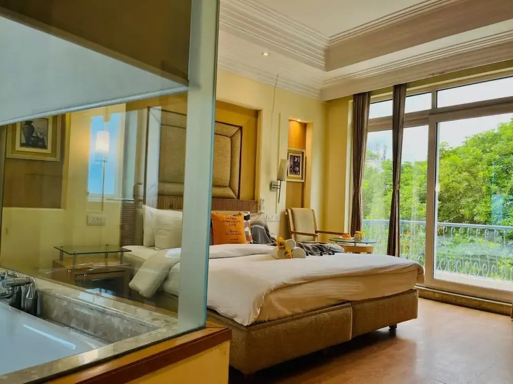Гуруграм: BluO 3BHK - DLF Galleria | BathTub, Balcony