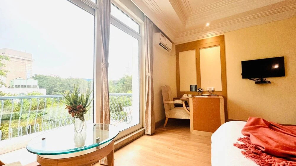 Гуруграм: BluO 3BHK - DLF Galleria | BathTub, Balcony