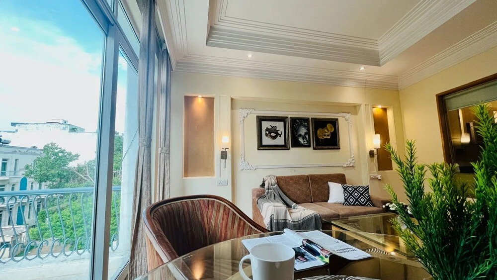Гуруграм: BluO 3BHK - DLF Galleria | BathTub, Balcony