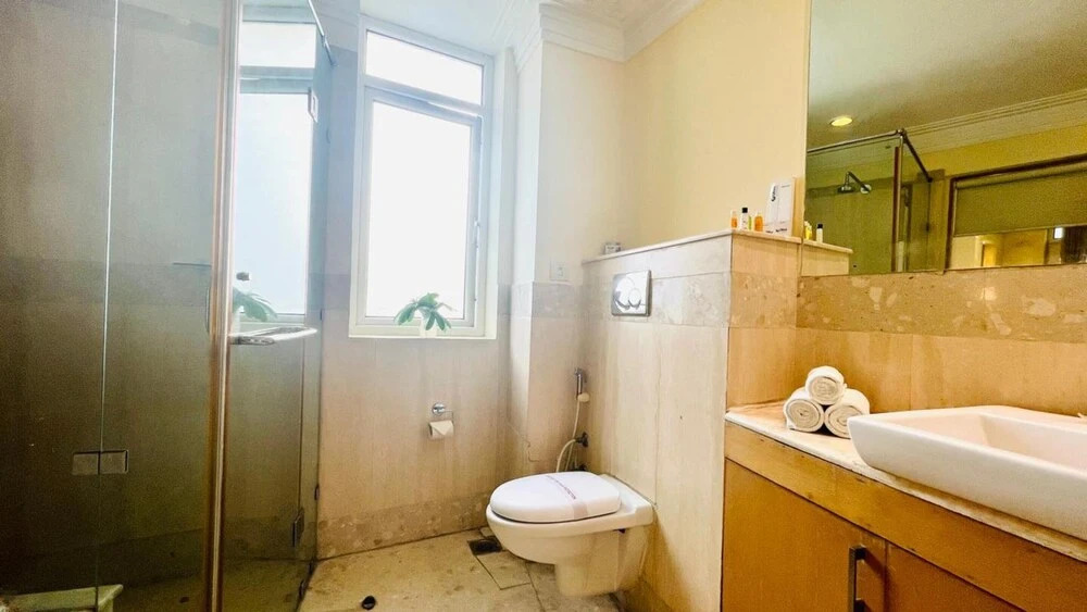 Гуруграм: BluO 3BHK - DLF Galleria | BathTub, Balcony