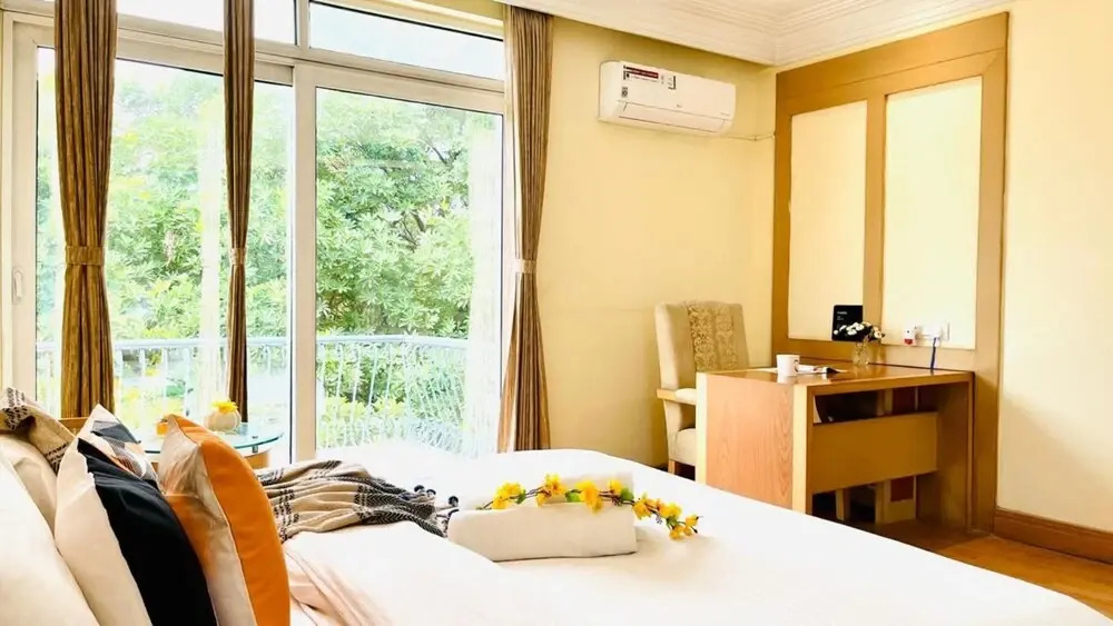 Гуруграм: BluO 3BHK - DLF Galleria | BathTub, Balcony