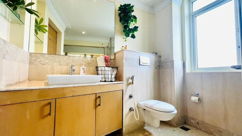 Гуруграм: BluO 3BHK - DLF Galleria | BathTub, Balcony