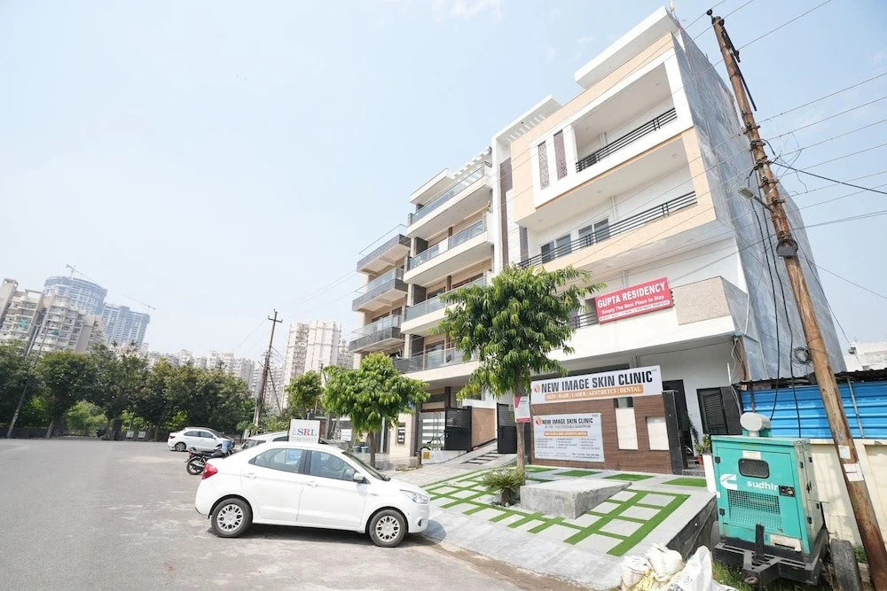 Нойда: Gupta Residency Near Noida Sector 50 Metro Station