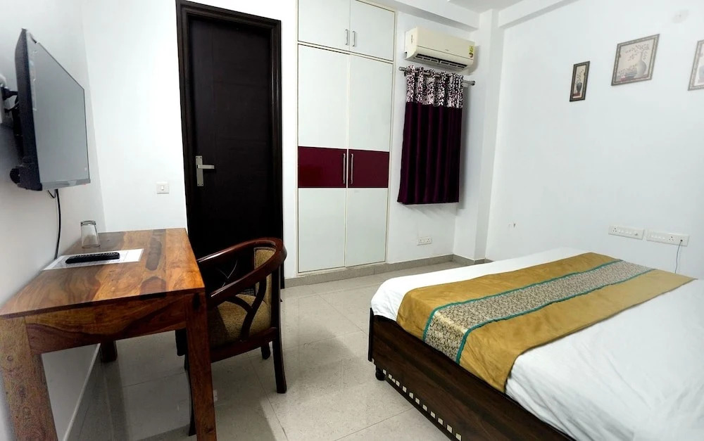 Нойда: Gupta Residency Near Noida Sector 50 Metro Station