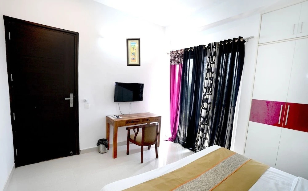 Нойда: Gupta Residency Near Noida Sector 50 Metro Station