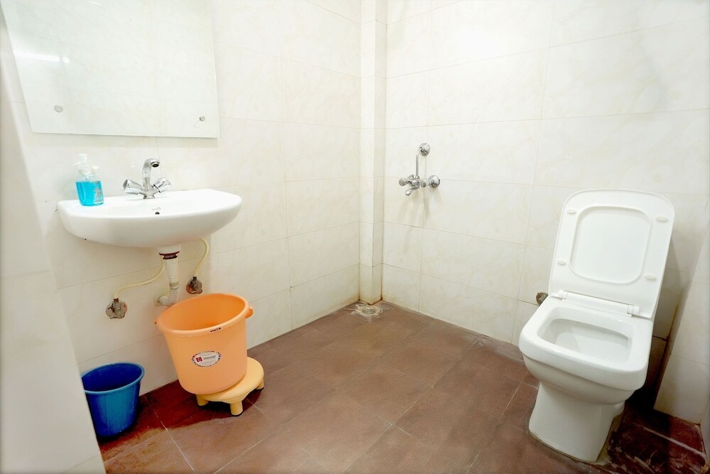 Нойда: Gupta Residency Near Noida Sector 50 Metro Station