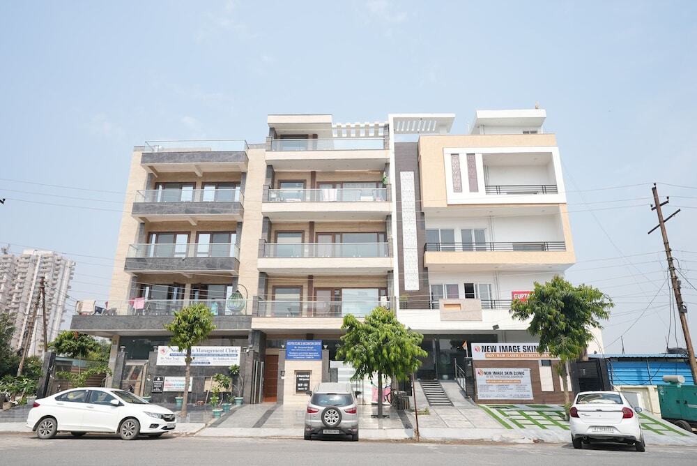 Нойда: Gupta Residency Near Noida Sector 50 Metro Station