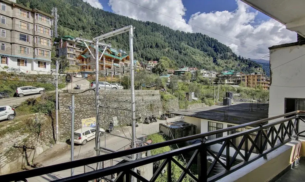 Манали: Itsy By Treebo - Chichoga Holiday Inn With River View