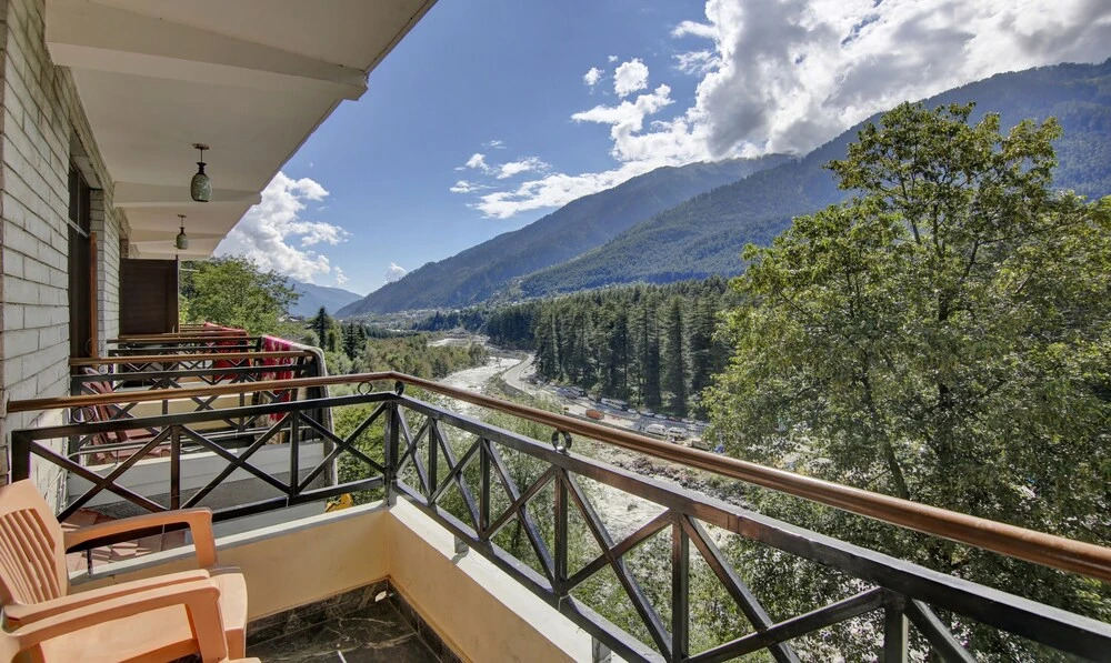 Манали: Itsy By Treebo - Chichoga Holiday Inn With River View
