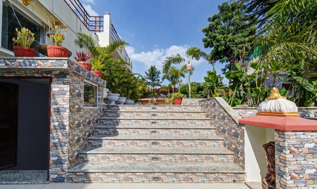 Удаипур: Treebo Trend The Lavit Malhar With Mountain View