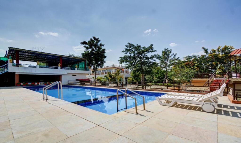 Удаипур: Treebo Trend The Lavit Malhar With Mountain View