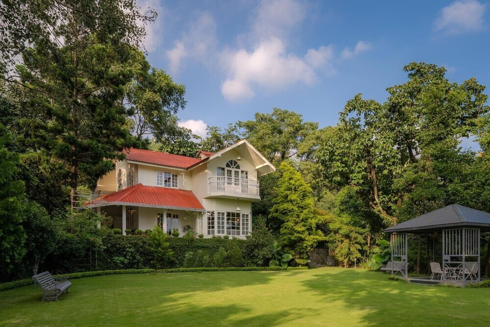 Массури: An Immaculate And Warm 4-bedroom Villa With A Pool