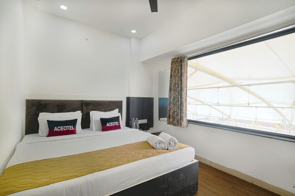 Индаур: Aceotel Resorts 7th Cloud