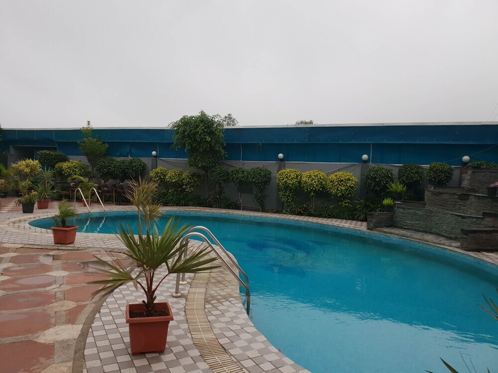 Индаур: Aceotel Resorts 7th Cloud