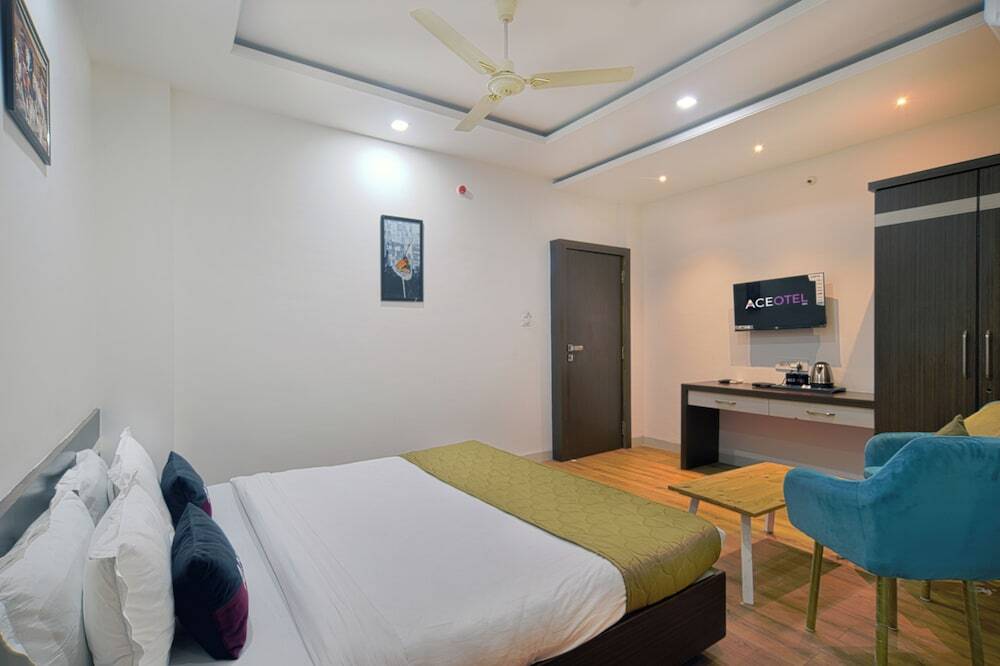 Индаур: Aceotel Resorts 7th Cloud