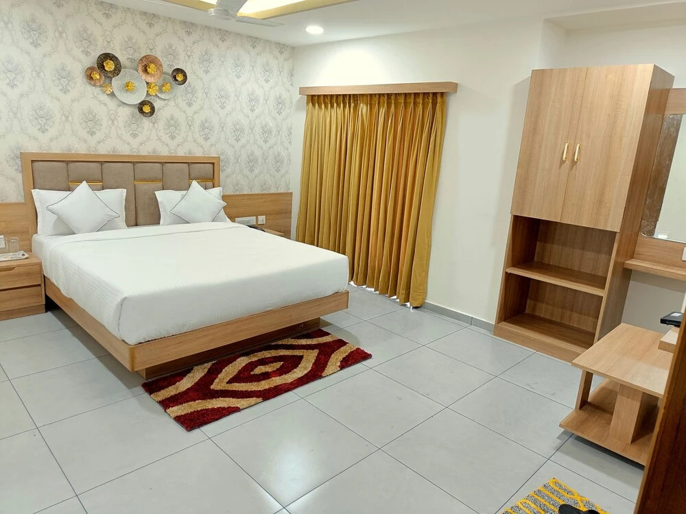 Ананд: Hotel Lotus