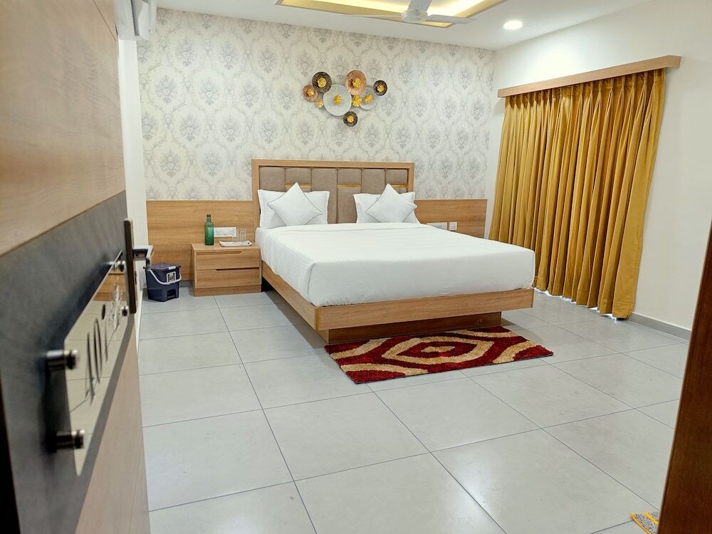 Ананд: Hotel Lotus