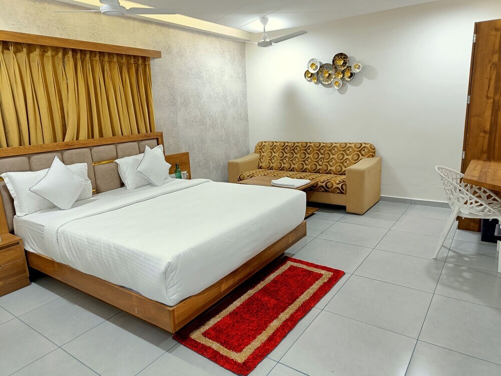 Ананд: Hotel Lotus