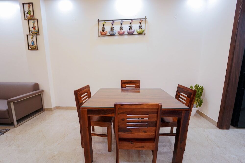 Гуруграм: Lime Tree 2 Bhk Apartment Golf Course