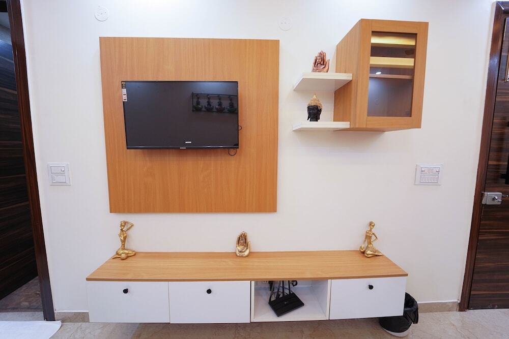 Гуруграм: Lime Tree 2 Bhk Apartment Golf Course