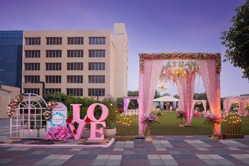 Большая Нойда: Ginger Greater Noida, Pari Chowk