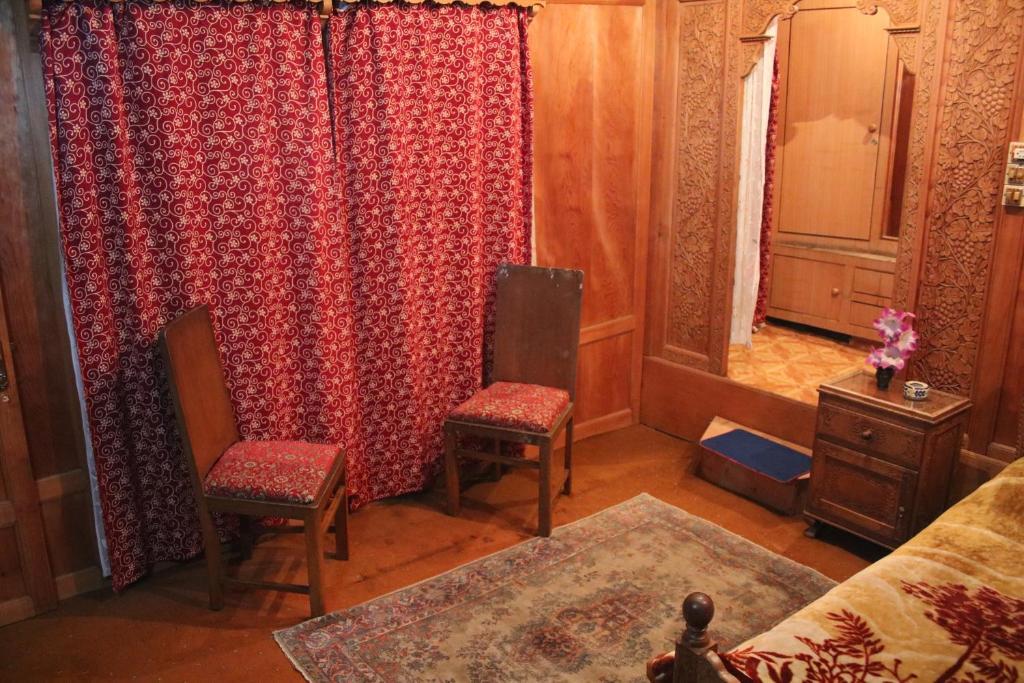 Шринагар: Houseboat Young Manhattan