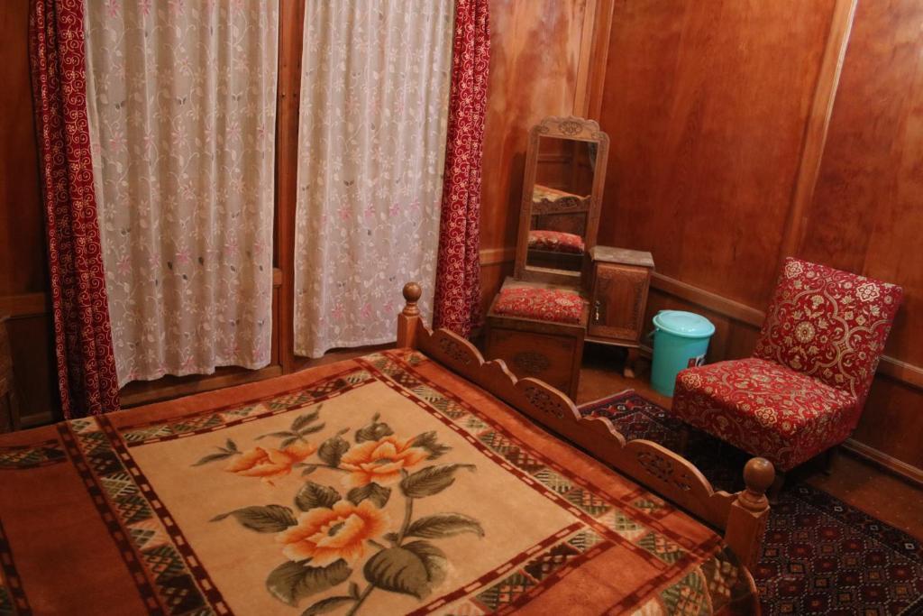 Шринагар: Houseboat Young Manhattan