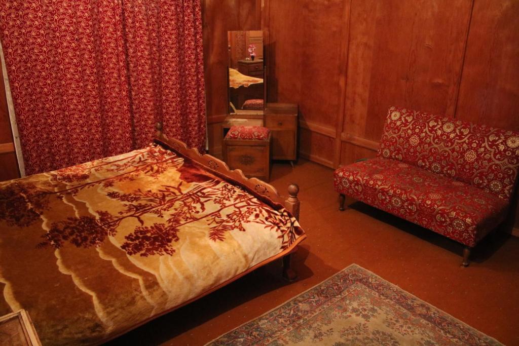 Шринагар: Houseboat Young Manhattan
