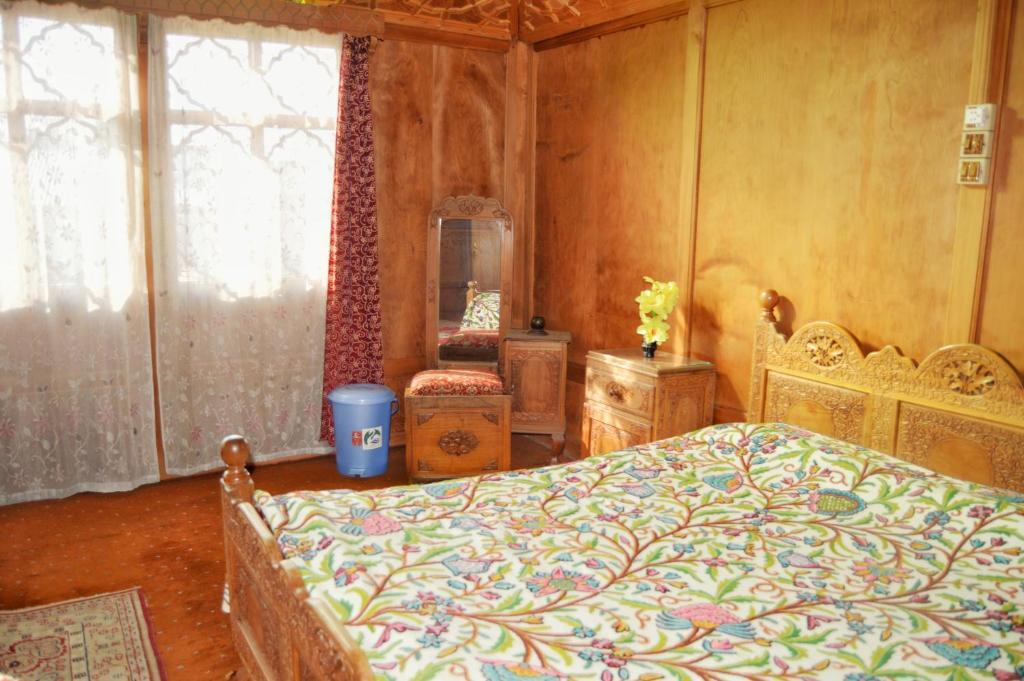 Шринагар: Houseboat Young Manhattan